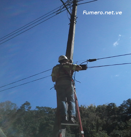 Liniero fijando un FAT en una Fibra Óptica Aérea.