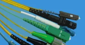 Conector óptico multi-fibra de bajo coste