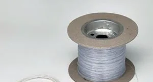 Fibra óptica recubierta de adhesivo térmico