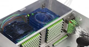 Caja para entornos de techo o suelo