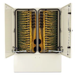 Armario con conexión cruzada para cables de fibra