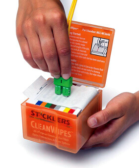 Caja con toallitas para limpieza de fibras ópticas 