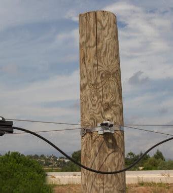 Sistemas de anclaje y suspensión para instalaciones de fibra óptica